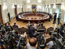 От 300 до 1000 долларов: Офис президента перекупает журналистов и экспертов с каналов Медведчука