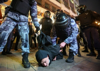 Песков назвал законным вручение повесток задержанным на антивоенных протестах