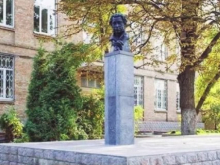 В киевской гимназии демонтировали бюст «коммунисту» Александру Пушкину