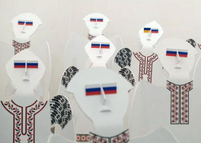 Украинцы на коленях, вместо глаз флаг РФ: скандальной инсталляции «Хохлы» дали «добро»