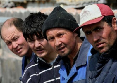 Таджикистан проверит условия жизни мигрантов в России