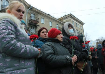 В Донецке почтили память погибших во время обстрела остановки общественного транспорта
