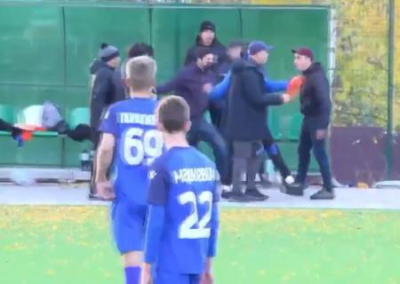 Украинские футболисты одержали победу, применив технику кулачного боя