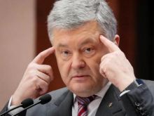 В киевском аэропорту Порошенко задержат по решению суда. Его партия собирает майдан