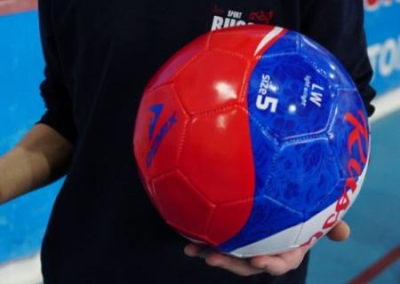 Стерненко обнаружил в Киеве футбольные мячи с надписью «Россия»