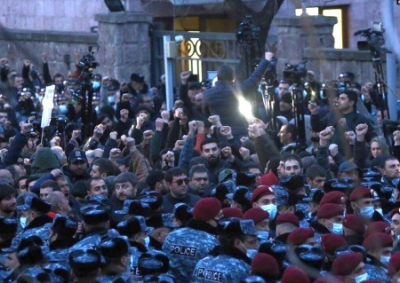 В Армении оппозиция перекрыла улицы и добивается прекращения работы парламента