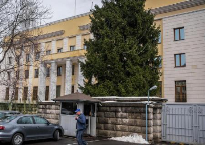 Растлитель врезался в ворота посольства России в Румынии
