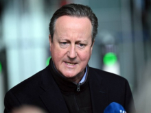 «Это другое». Кэмерон осудил Иран за атаку на Израиль, но признался в жёстком ответе, если бы враг атаковал посольство Великобритании