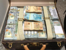 Готовясь к побегу, «слуги» смягчили правила вывоза валюты за границу