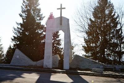 «За Терешкову ответишь!» В Закарпатье памятник сичевым стрельцам изрисовали свастиками