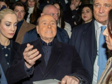 Берлускони призвал Байдена дать денег Украине, если Зеленский остановит боевые действия
