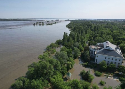 В Новой Каховке уровень воды увеличился на 10 метров. Обрушение плотины продолжается