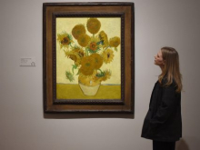 Жизнь ценнее искусства: в Лондонской галерее залили томатным супом картину «Подсолнухи» Ван Гога