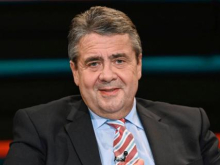 Бывший вице-канцлер Германии Зигмар Габриэль дал по рукам послу Украины в Берлине