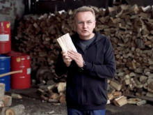 Украина готовится к зиме: запасаются дровами и закупают печи-буржуйки