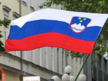 В Киеве посла Словении заставили снять флаг с посольства из-за сходства с триколором РФ