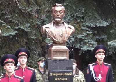 В академии МВД ДНР открыли памятник Дзержинскому