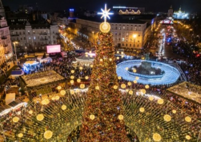 В Киеве установят главную новогоднюю ёлку, но без иллюминации