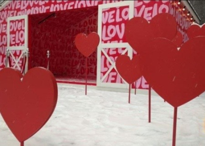 Киев готов ко дню Валентина: на Банковой установили «домик любви», Bomond запустил рекламу с представителями ЛГБТ