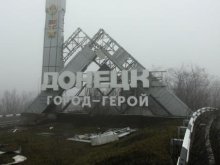 Обстановка в ДНР: по городам бьют «Грады», погибли три мирных жительницы, есть раненые. Разрушены дома, горит нефтебаза