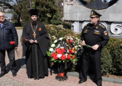 Севастопольцы до конца ждали свой флагман. Киевские боевики грозят крымскому мосту