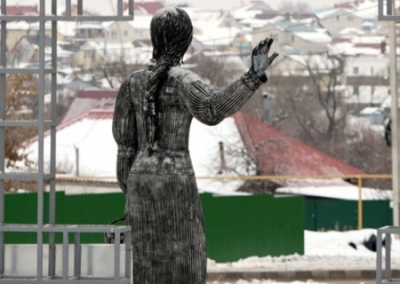 Памятник Алёнке, шокировавший россиян, продали на аукционе за 2,6 млн рублей