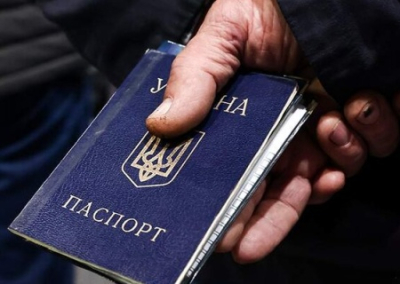 Куда сдавать паспорта? Украинцы ответили на предложение Безуглой лишать уклонистов гражданства