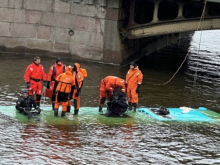 Автобус с 20 пассажирами упал в реку Мойка в Санкт-Петербурге. Спаслись не все