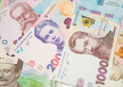С сегодняшнего дня на Украине банки начнут автоматически списывать деньги со счетов должников