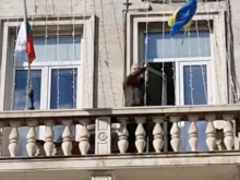 Болгарский политик сбросил с балкона мэрии Софии «фашистский флаг» Украины, а сотни болгар защищают памятник Советской армии