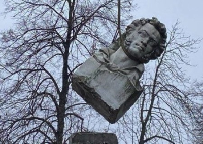 В Кременчуге снесли бюст Пушкина