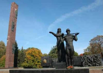 «Это они готовятся Галицию Польше передать»: во Львове перенесли Монумент славы в музей «Территория террора»
