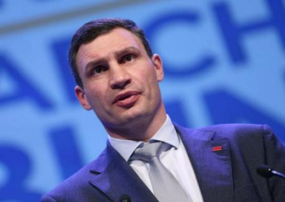 Кличко пообещал для борьбы с гололёдом посыпать улицы Киева снегом