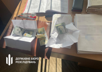 Чиновница в Львовской области пыталась съесть доллары при задержании