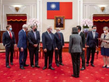 «Те, кто играют с огнём, сожгут себя». Китай проводит военные учения на фоне визита американских сенаторов на Тайвань