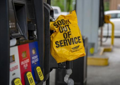 Американцы запасаются бензином, набирая его в пластиковые пакеты