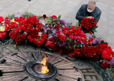 В Киеве у парка Славы националисты зиговали в сторону проходивших ветеранов