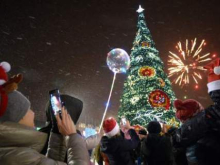 Большинство москвичей проголосовали за отмену праздничных мероприятий на Новый год — но украсить город надо