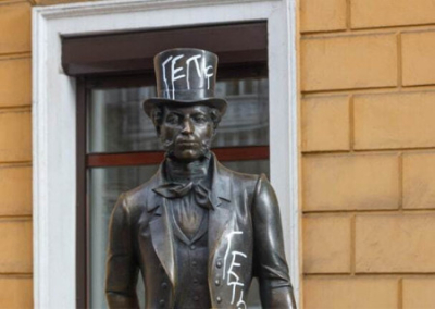 В Одессе осквернили, в Черновцах снесли памятник Пушкину