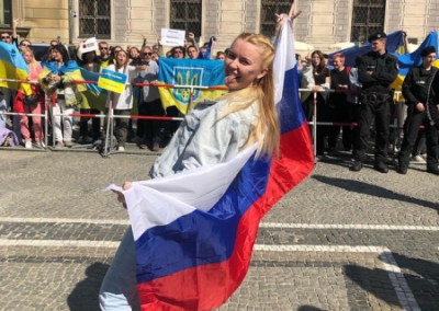 Девушка, станцевавшая в Берлине с российским флагом 9 мая, вышла на свободу после ареста